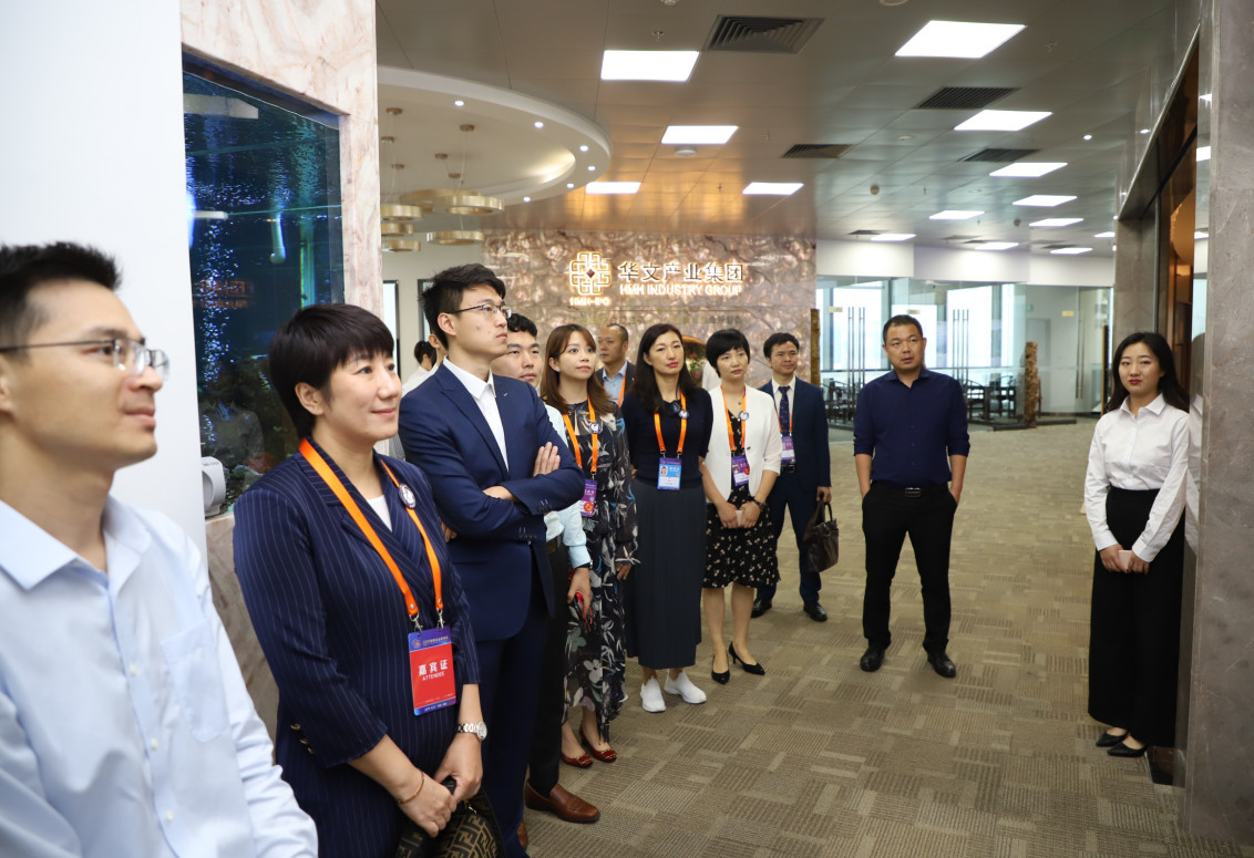 交流·合作 | 携手共建粤港澳大湾区！40位深商走进华文产业集团